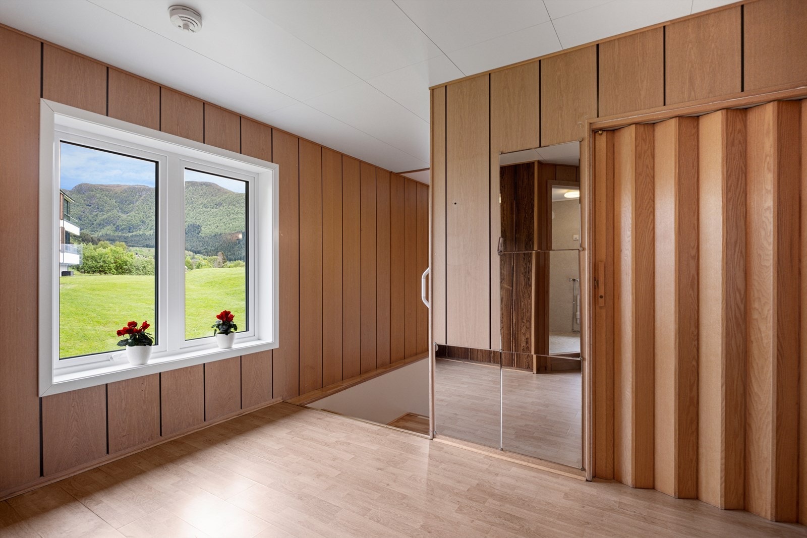 Gang med tilkomst til bod Galleribilde