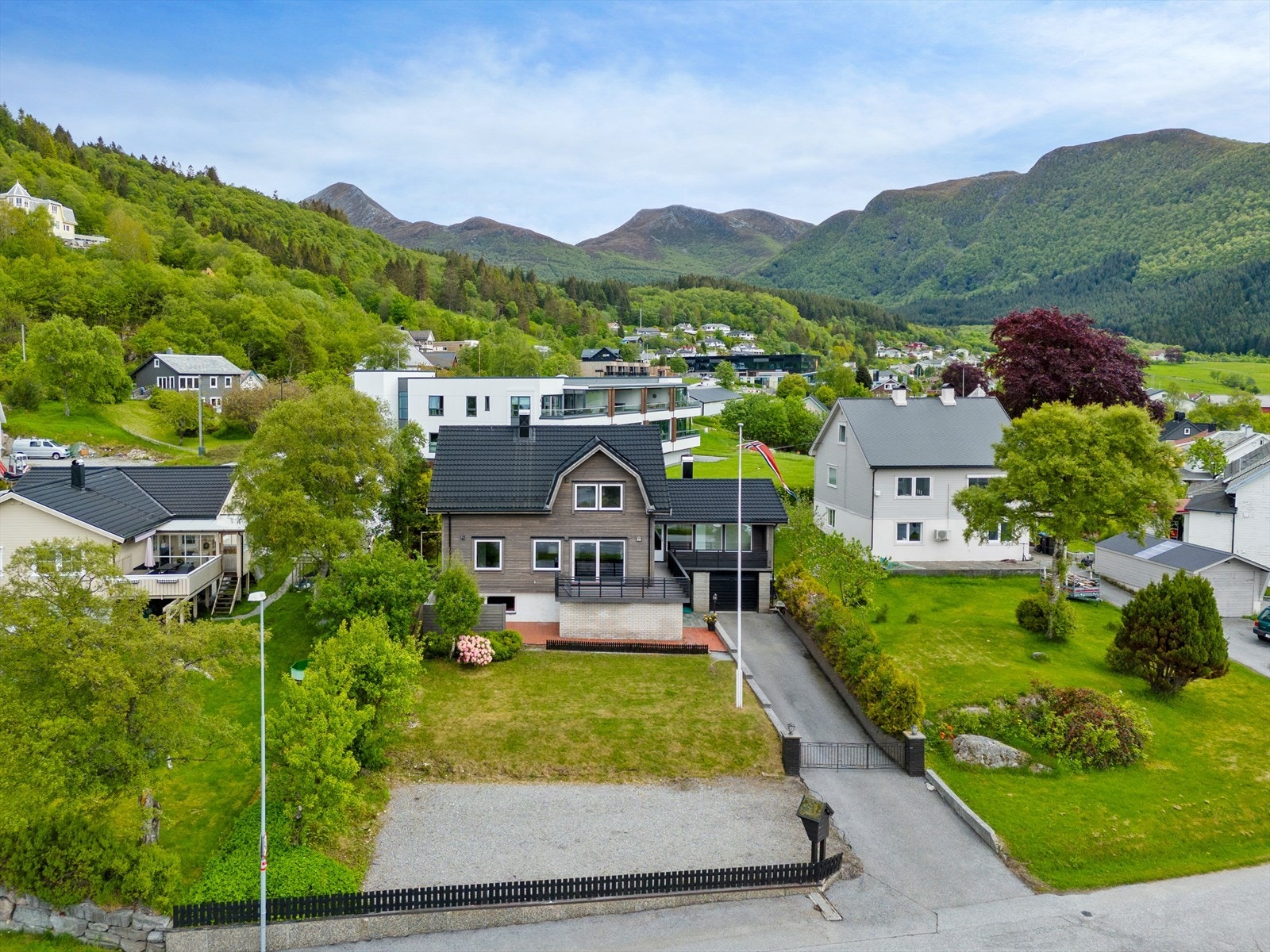 Pent opparbeidet tomt med plen og prydbusker Galleribilde