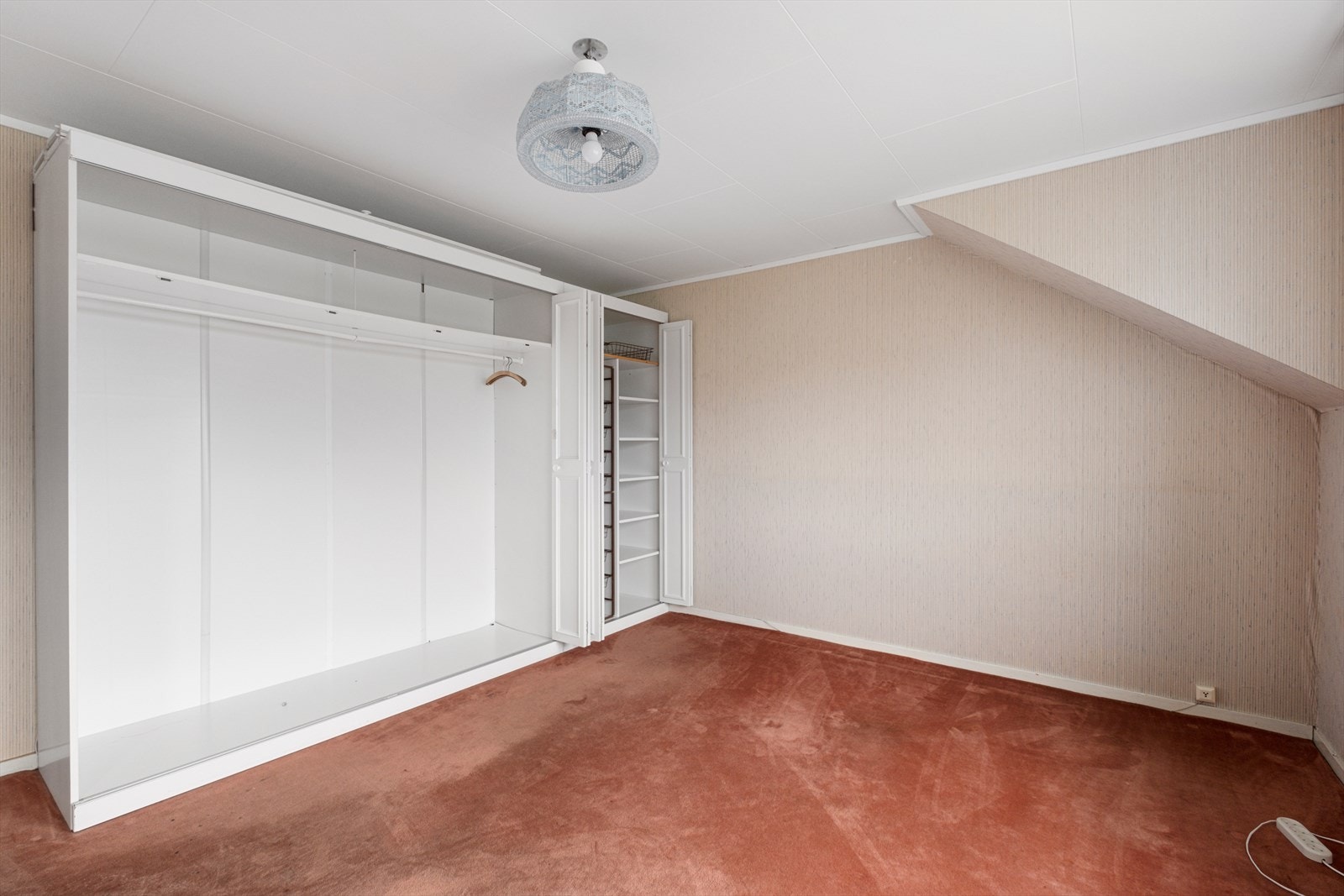 Soverommet har et stort garderobeskap som gir rikelig med oppbevaringsplass Galleribilde