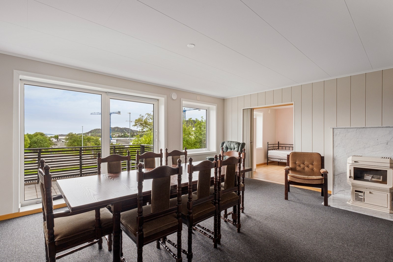 De store vindusflatene gir godt med lysinnslipp Galleribilde