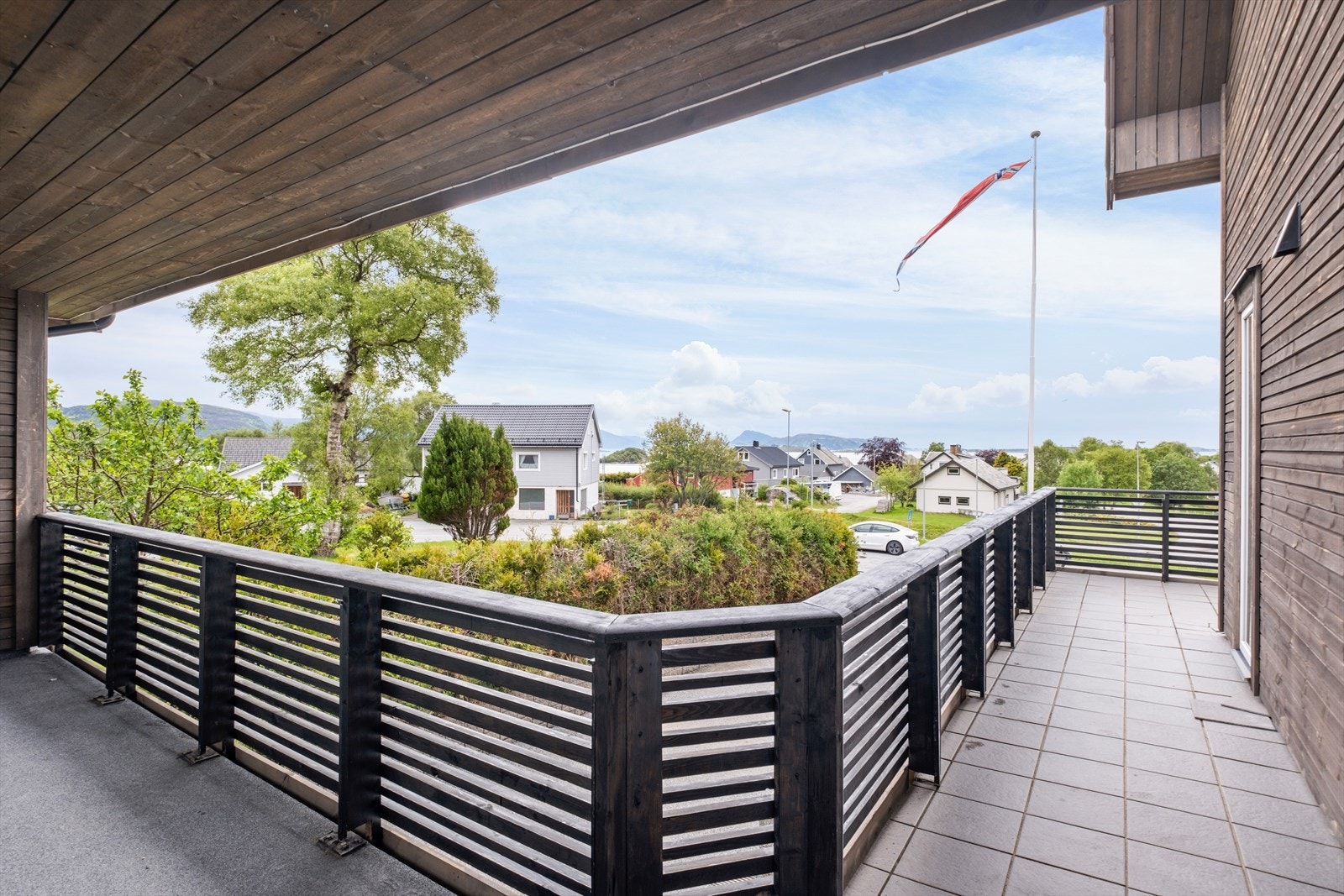 Verandaen er på ca 25 kvm Galleribilde