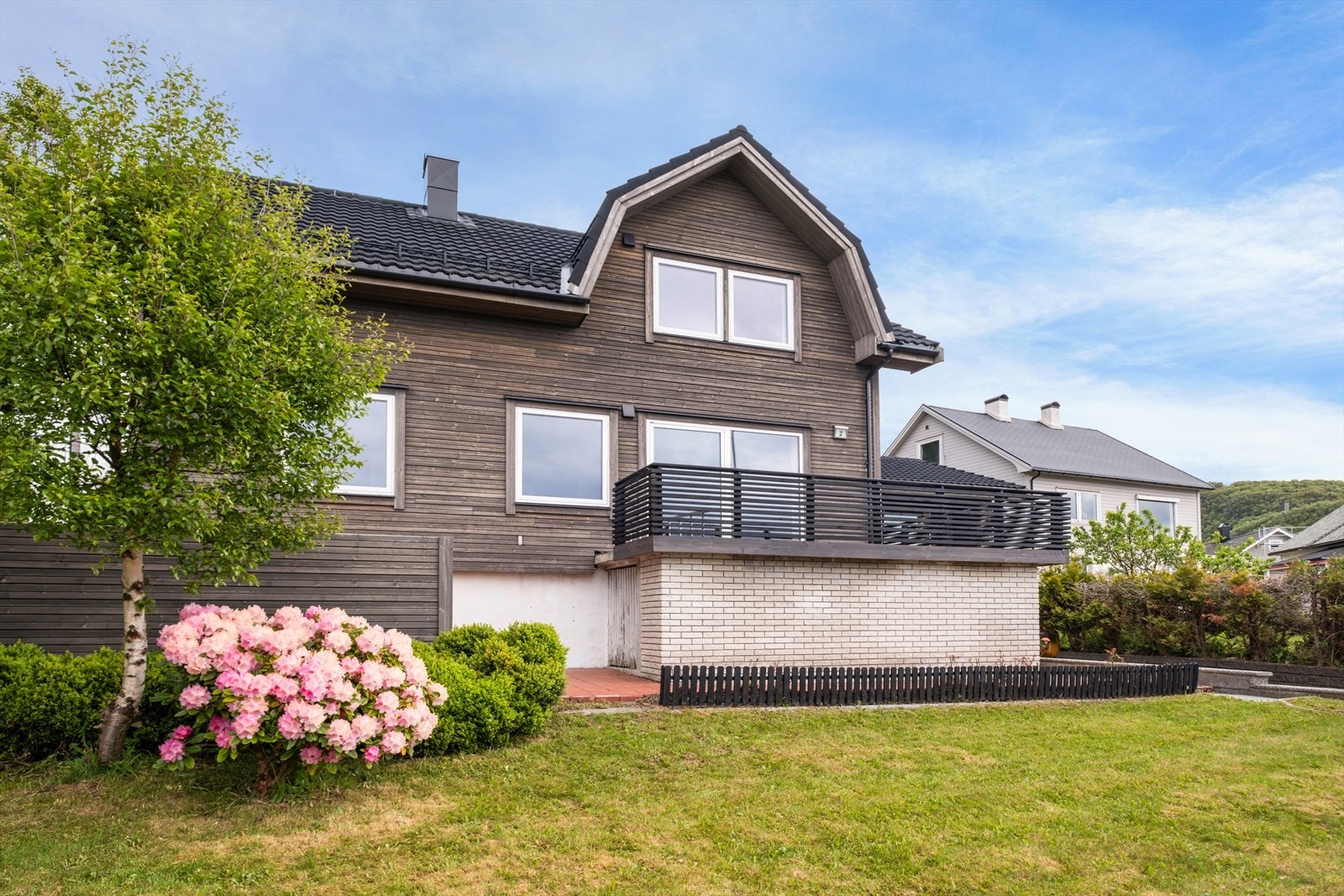 Eiendommen har gode solforhold med veranda vendt mot sør og vest Galleribilde