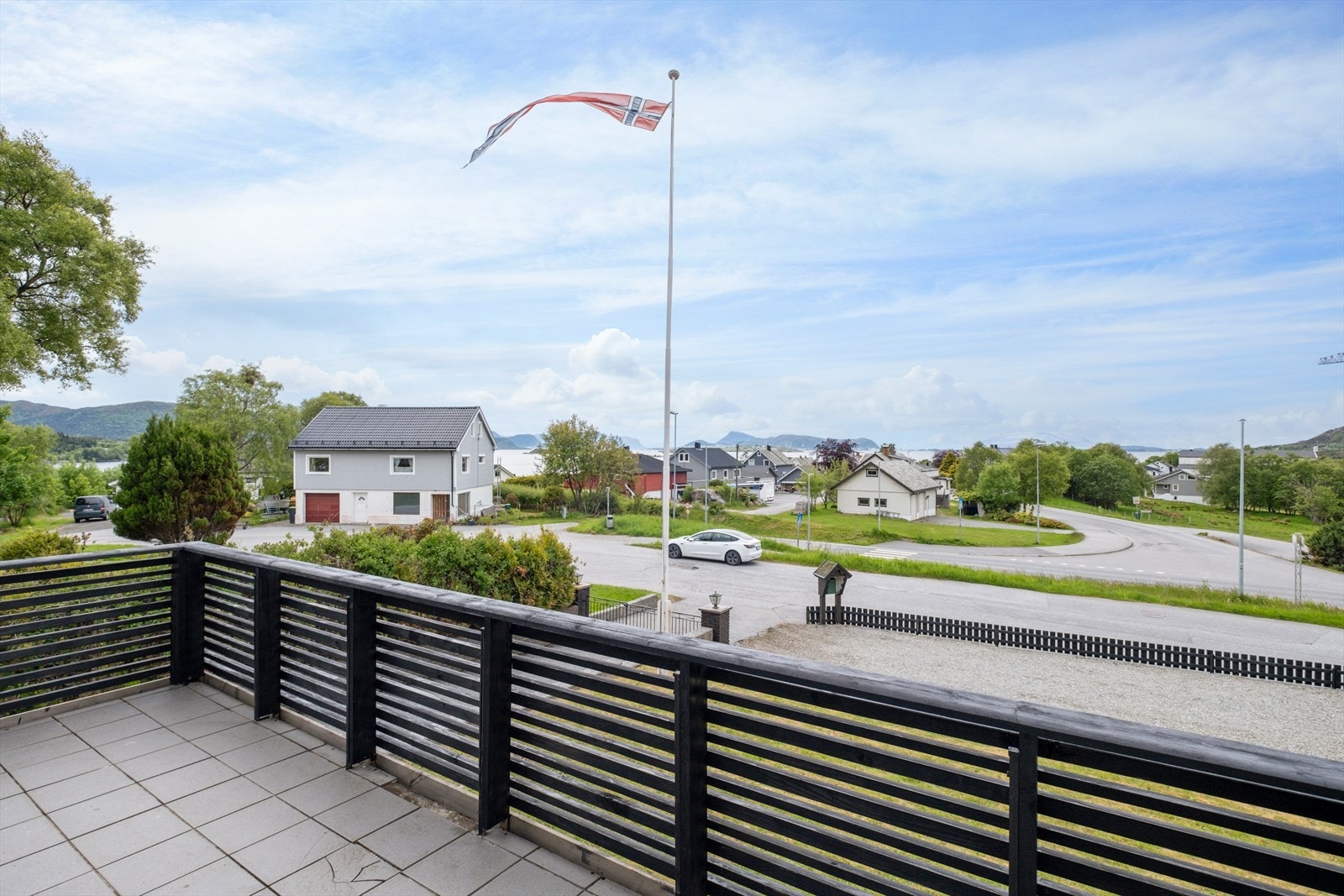 I sommerhalvåret nyter man gode solforhold fra tidlig morgen til sen kveld Galleribilde