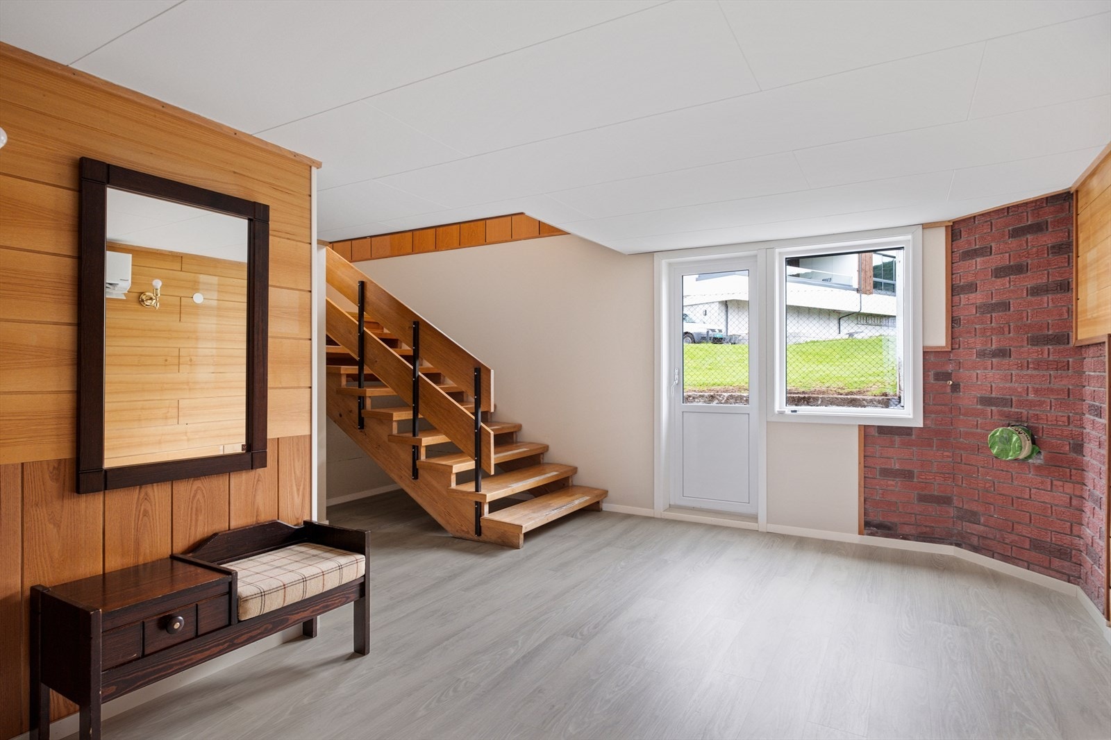 Boligen inneholder blant annet 7 soverom, 2 bad og 2 stuer Galleribilde