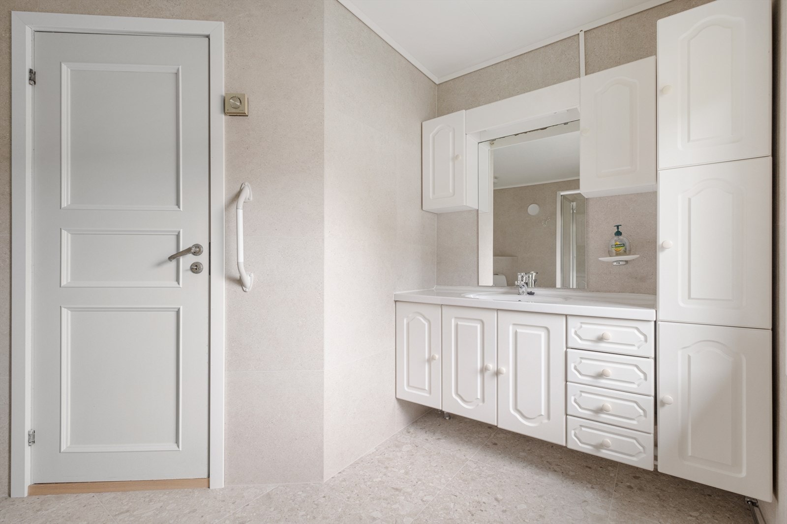 Badet er totalrenovert etter en tidligere vannskade. Det er støpt nytt gulv med varmekabler, lagt nye fliser, og hele rommet er bygget opp på nytt Galleribilde