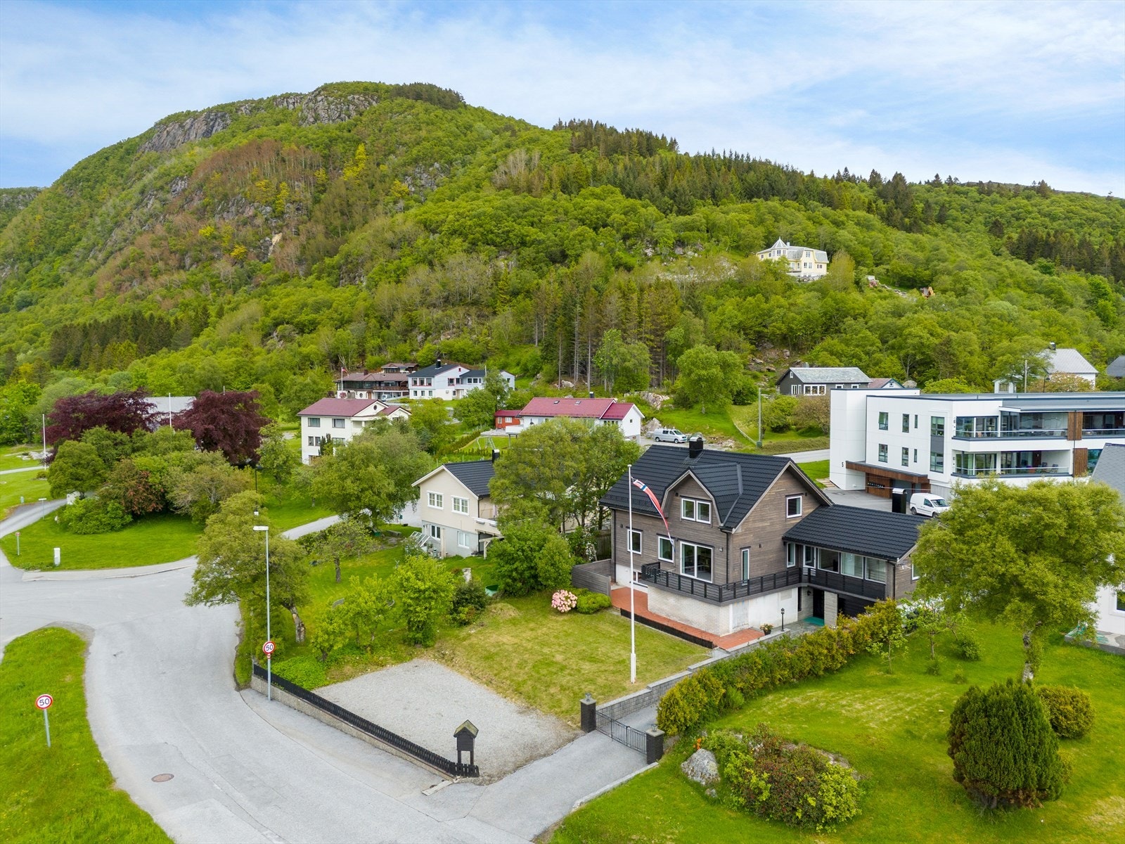 Eiendommen ligger innen gangavstand til dagligvarebutikk, bakeri, skoler og idrettsanlegg Galleribilde