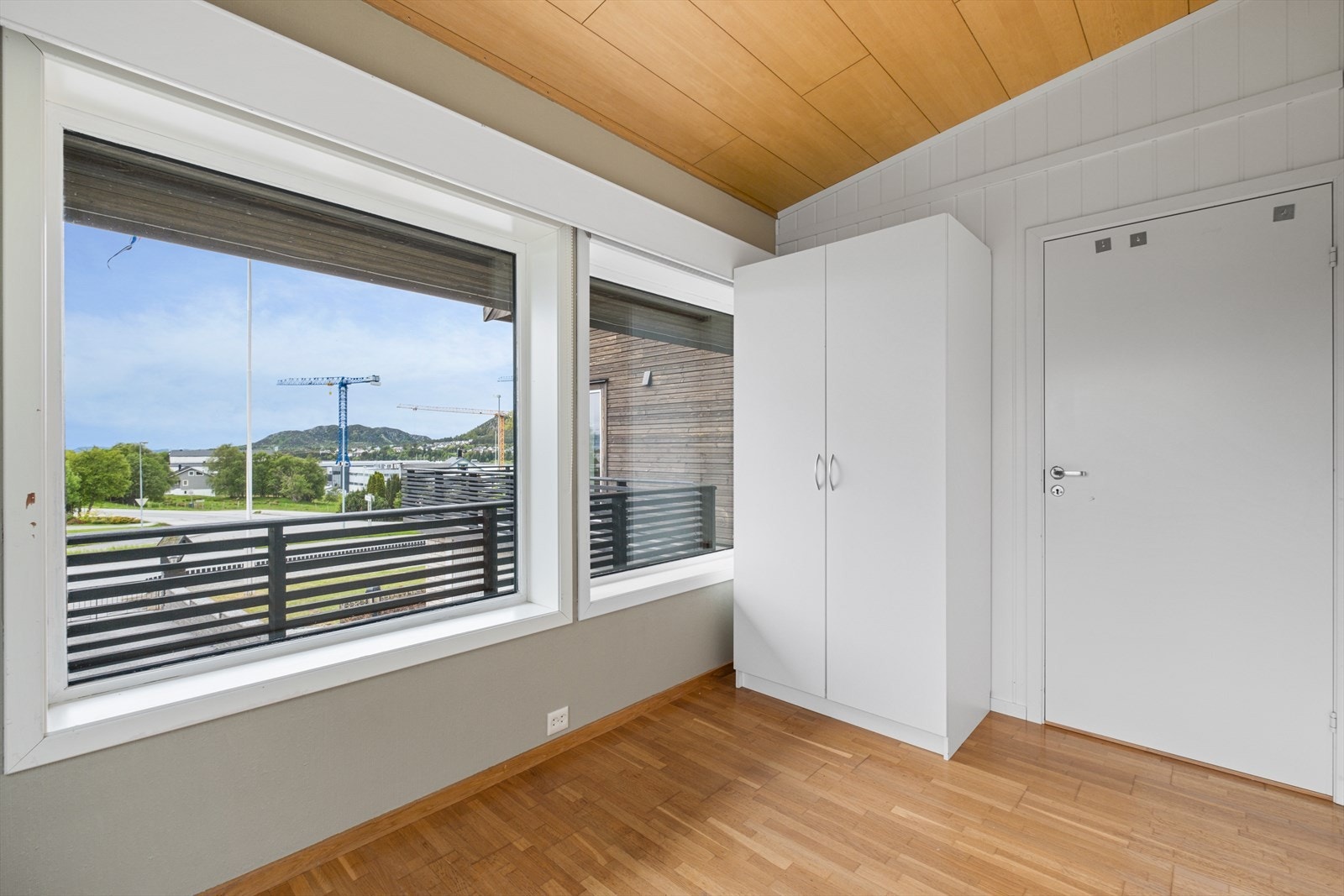 Soverommet har garderobeskap Galleribilde