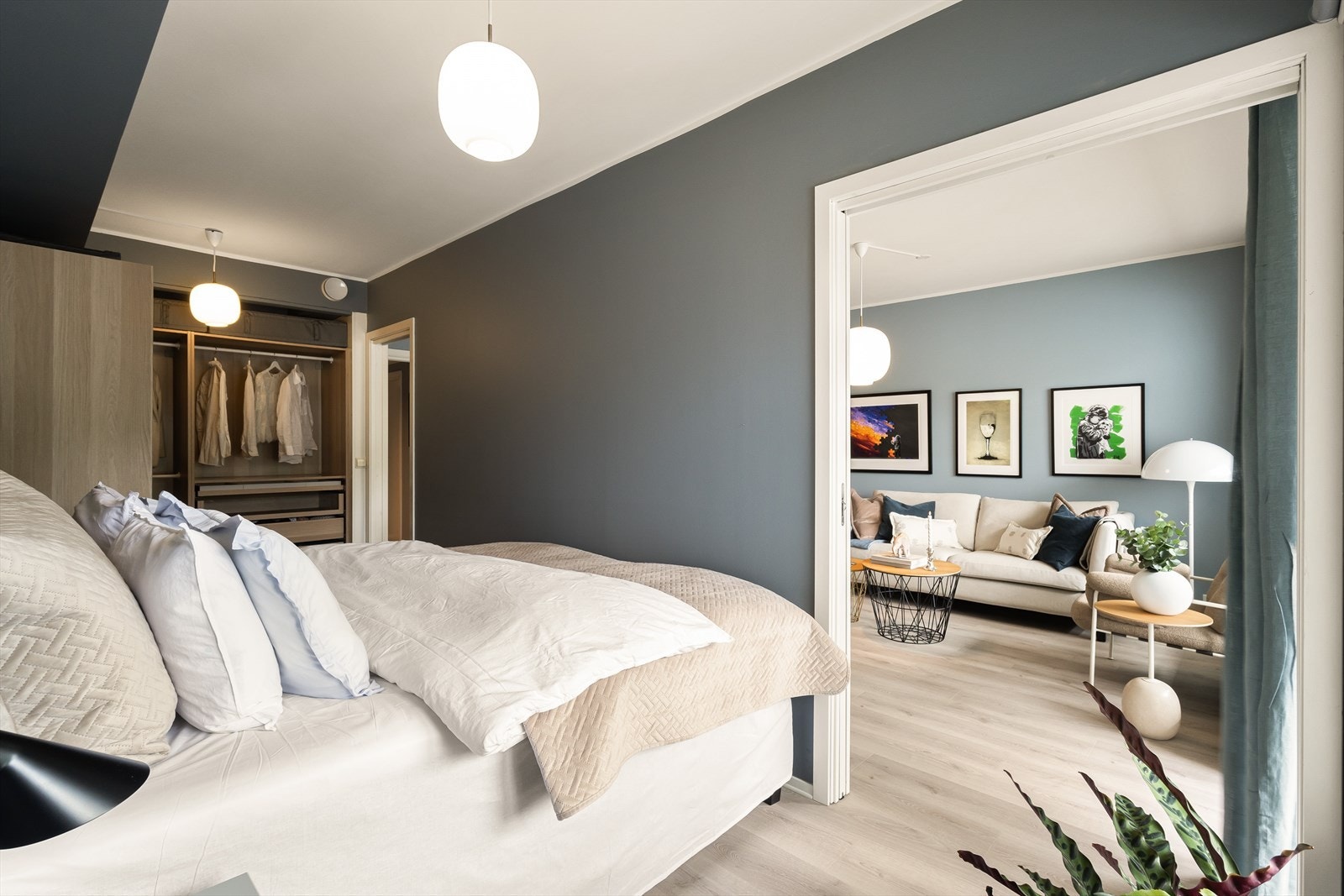 Stort og delikat soverom på hele 12,7 m² med adkomst fra begge sider Galleribilde