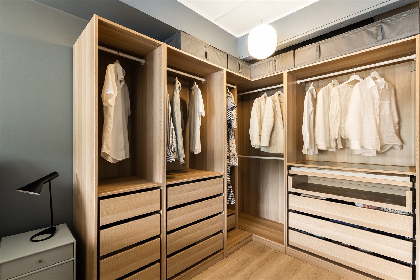 Stor og praktisk Pax-garderobe Galleribilde