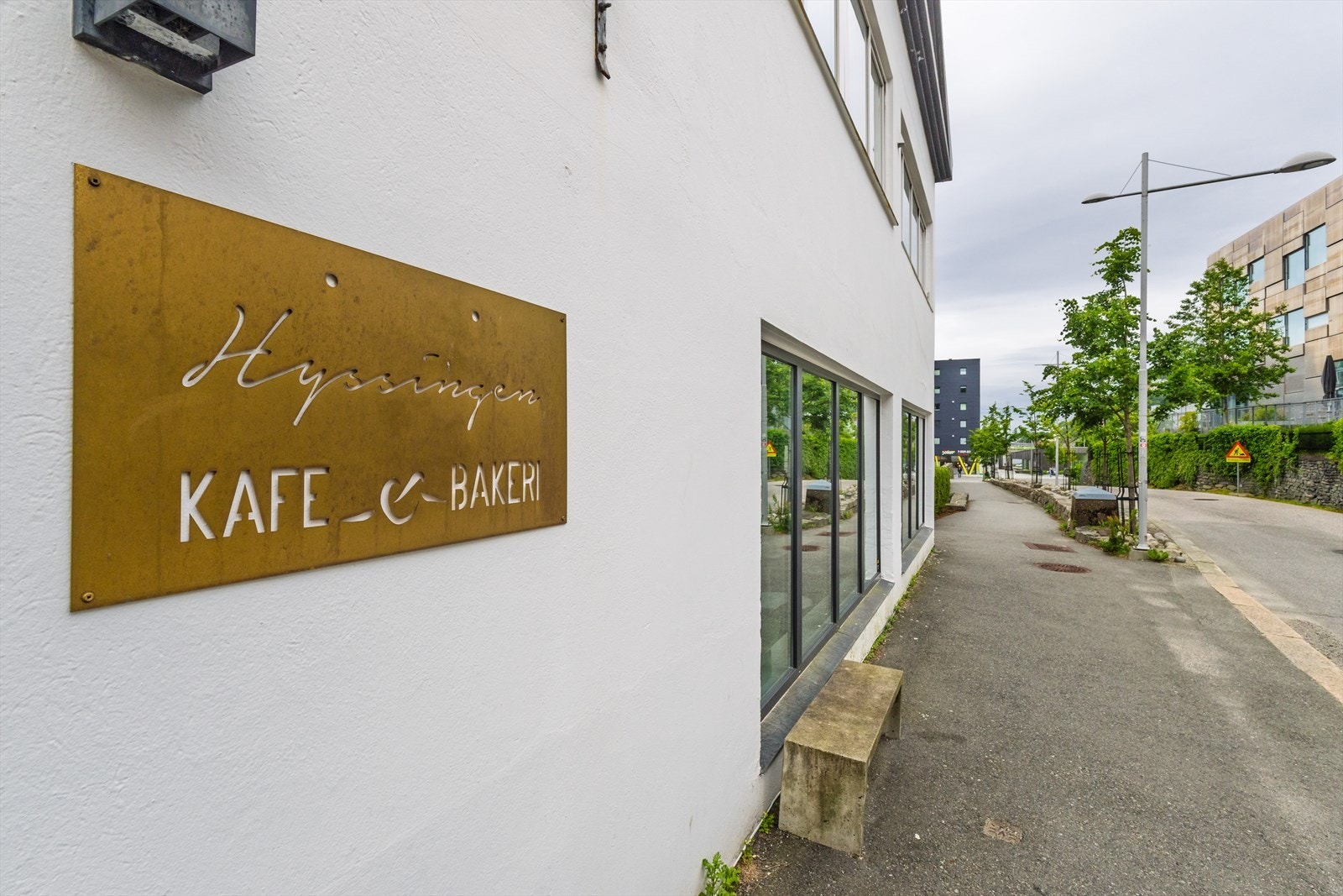 Like ved finner man flere flotte cafèer. Deriblant Hyssingen og Møllendal Fetevare Galleribilde