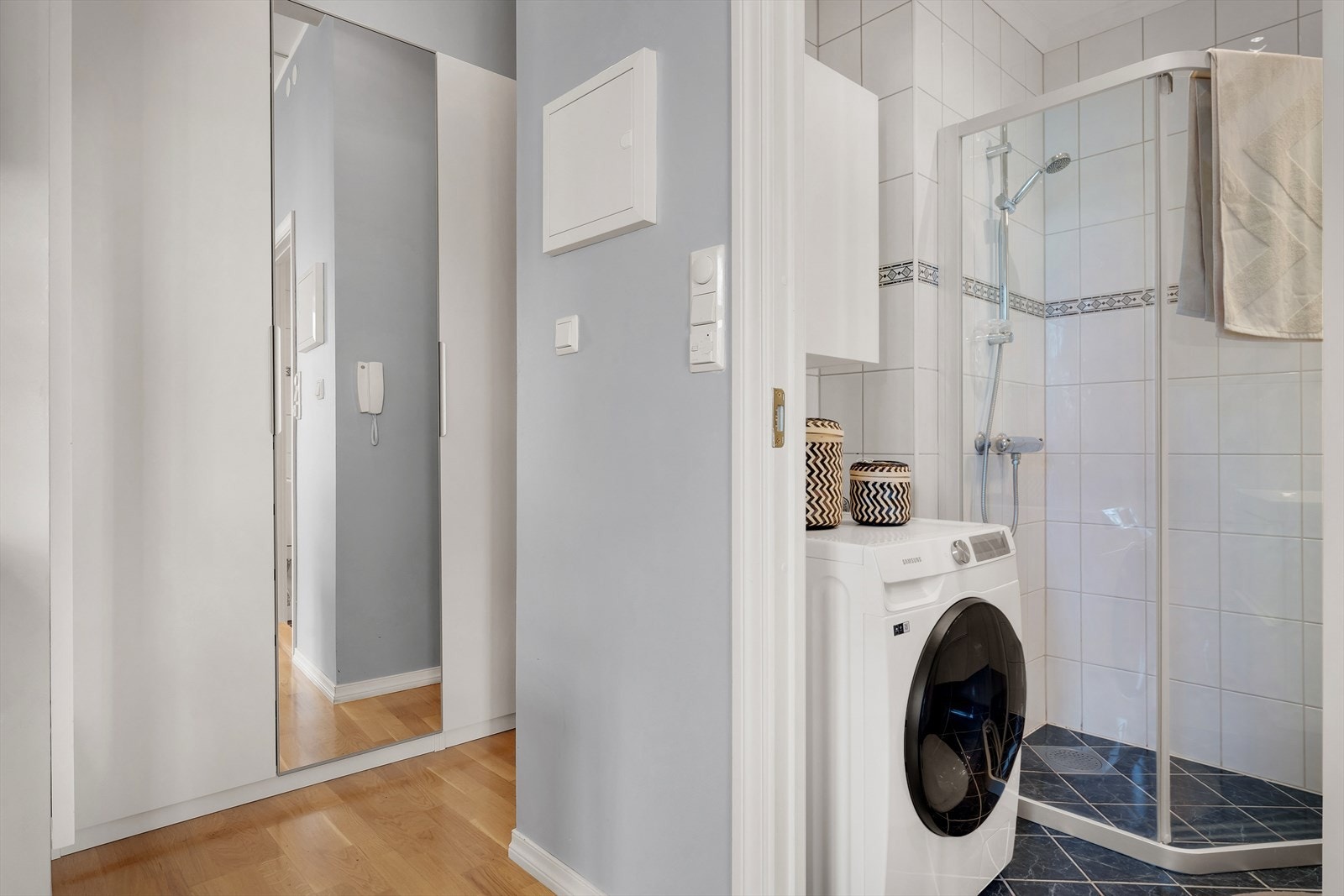 - Entréen måler 2,8 m² hvor du kan henge fra deg yttertøy - Galleribilde
