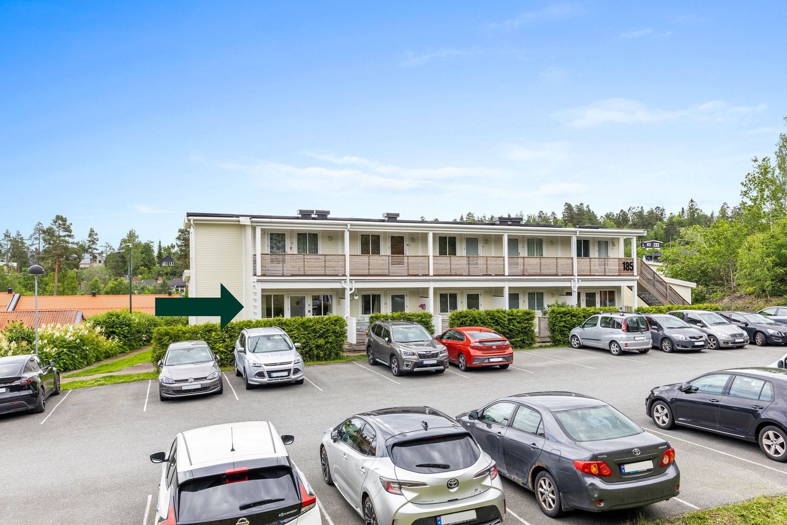 Rett utenfor leiligheten har du rikelig med parkering på sameiets parkeringplass. Galleribilde