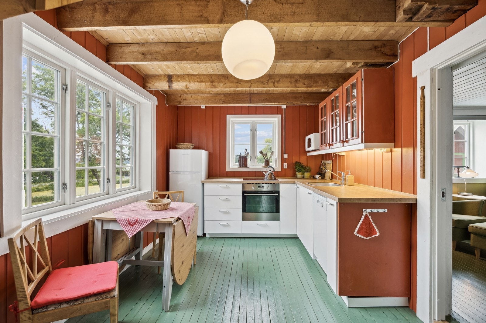 Nyere kjøkken med hvitevarer Galleribilde