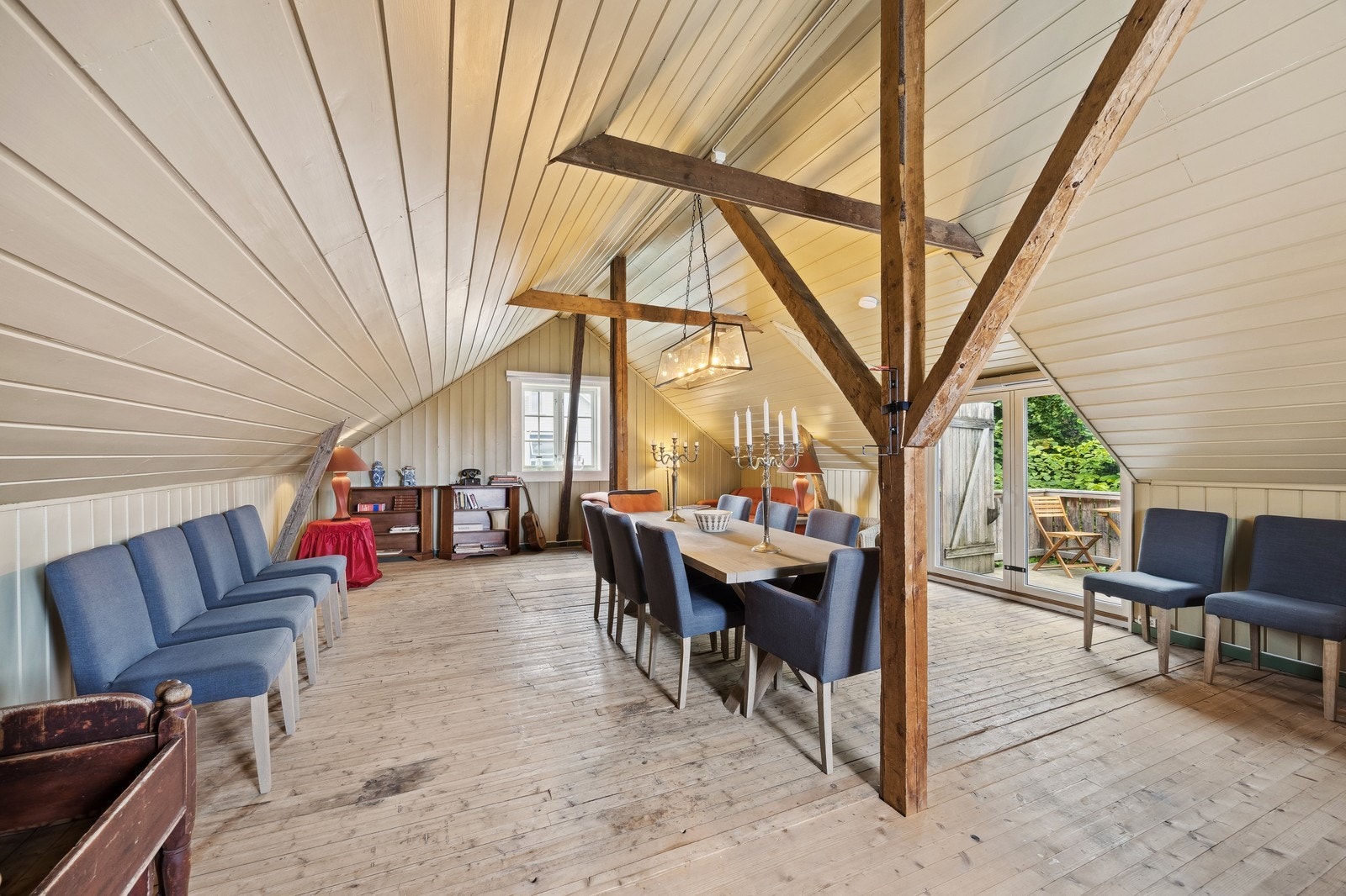 Boligens andre etasje med flere møbleringsmuligheter - møbler medfølger Galleribilde