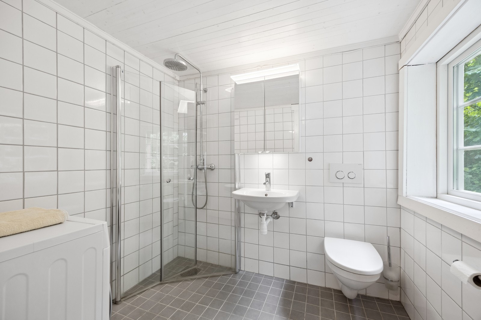 Bad med varmekabler i gulv og vaskemaskin Galleribilde