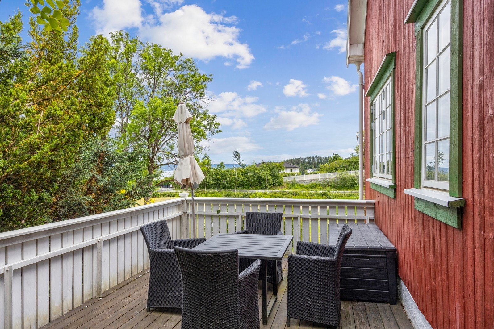 Èn av tre uteplasser Galleribilde