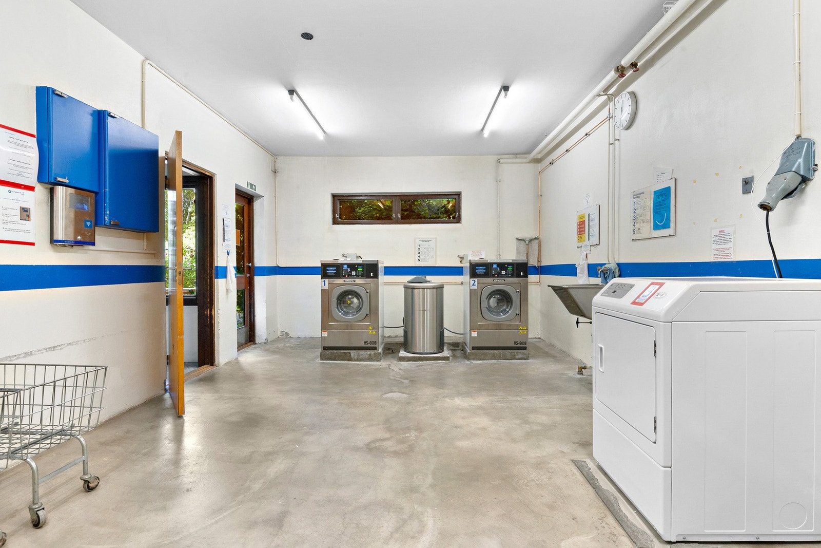 Felles vaskerom i tillegg til egen vaskemaskin på bad Galleribilde