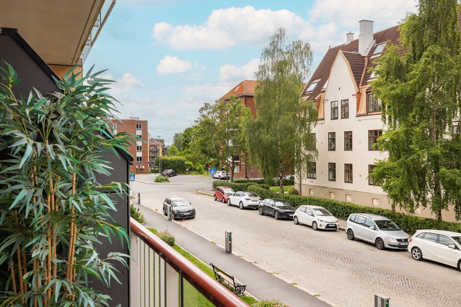 Leiligheten ligger fint til i byggets 2. etasje og heisadkomst Galleribilde