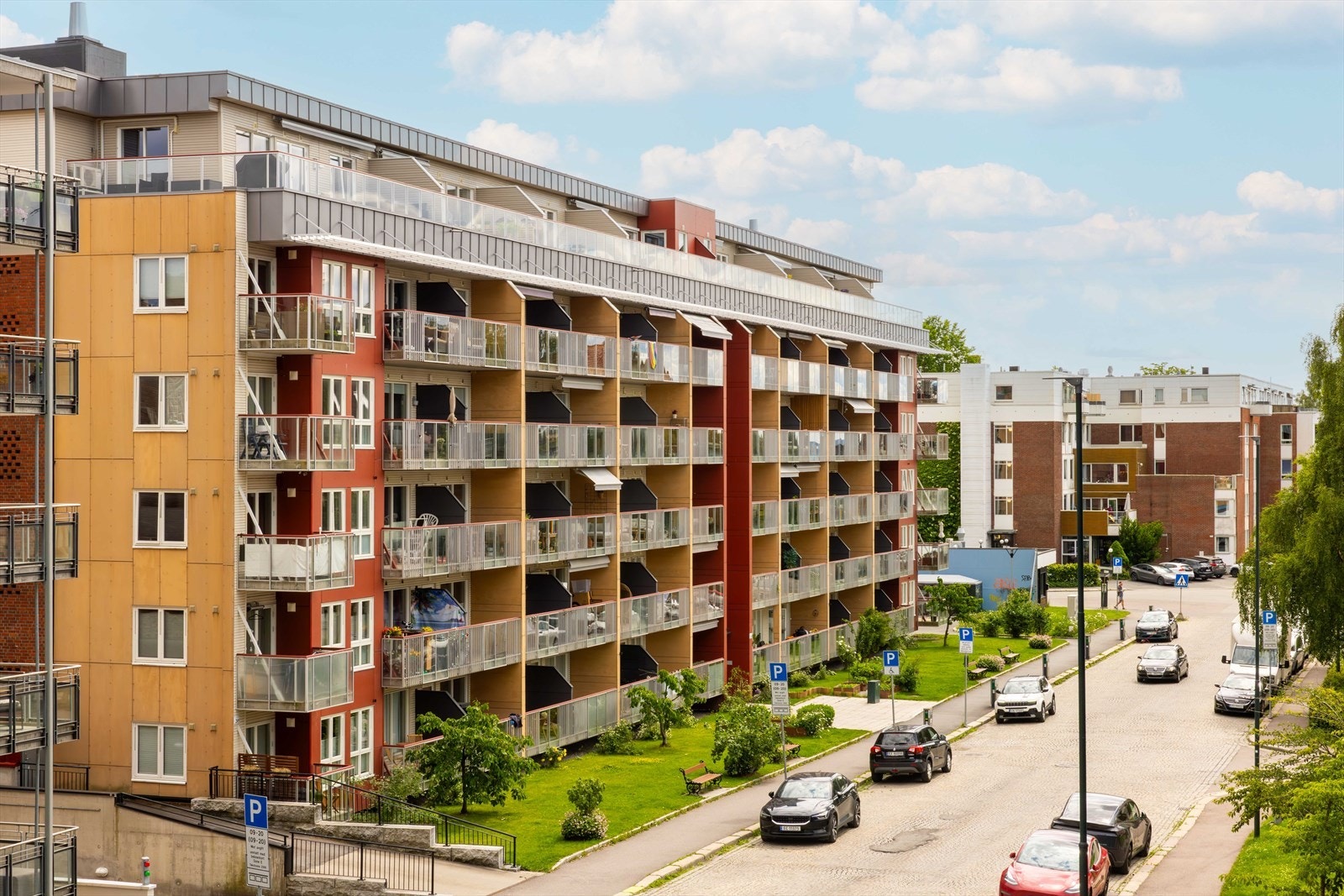 Det er mulig å kjøpe/leie P-plass etter venteliste. Kontakt styret for mer informasjon. Galleribilde