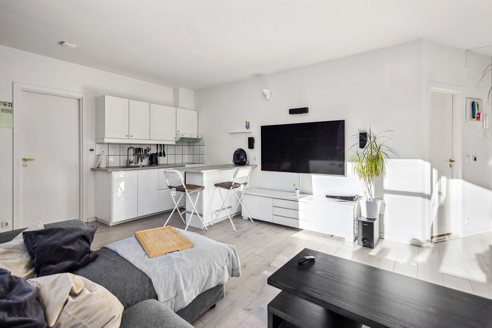 Nyere laminat i hele leiligheten. Galleribilde