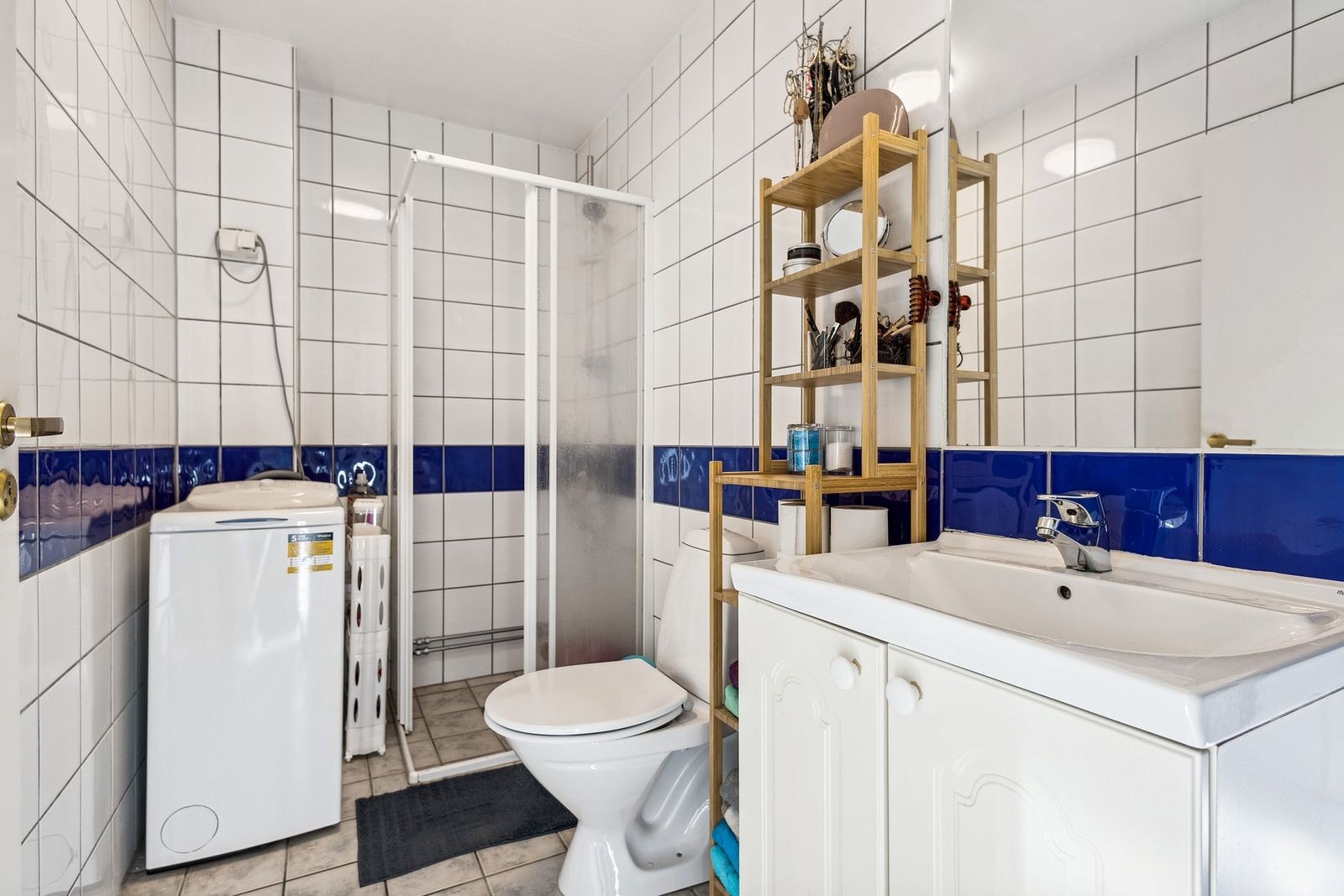 Flislagt bad med vaskemakin. Galleribilde