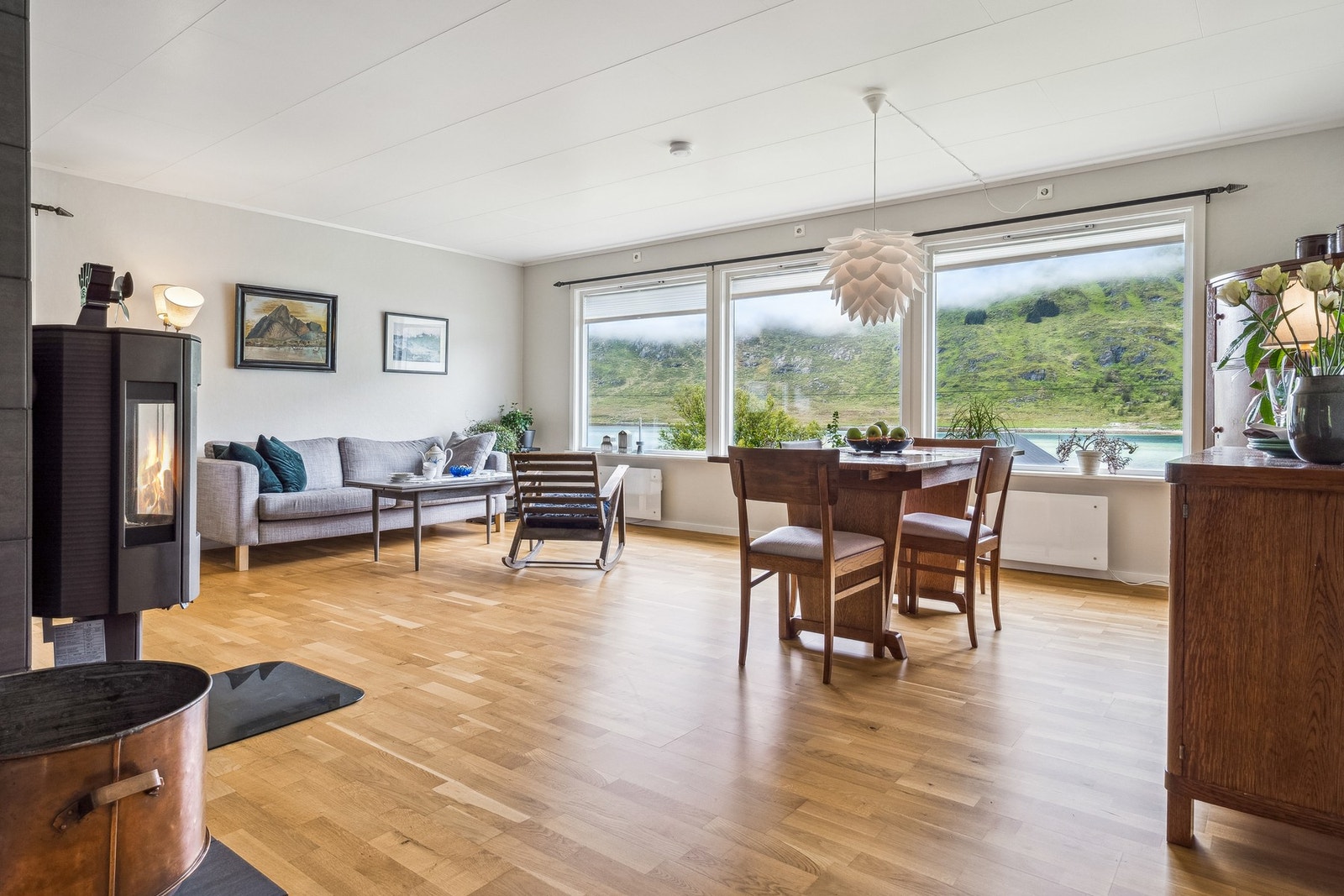 Stuen er innredet med lyse overflatematerialer og store vindusflater, noe som medfører en luftig romfølelse. Galleribilde