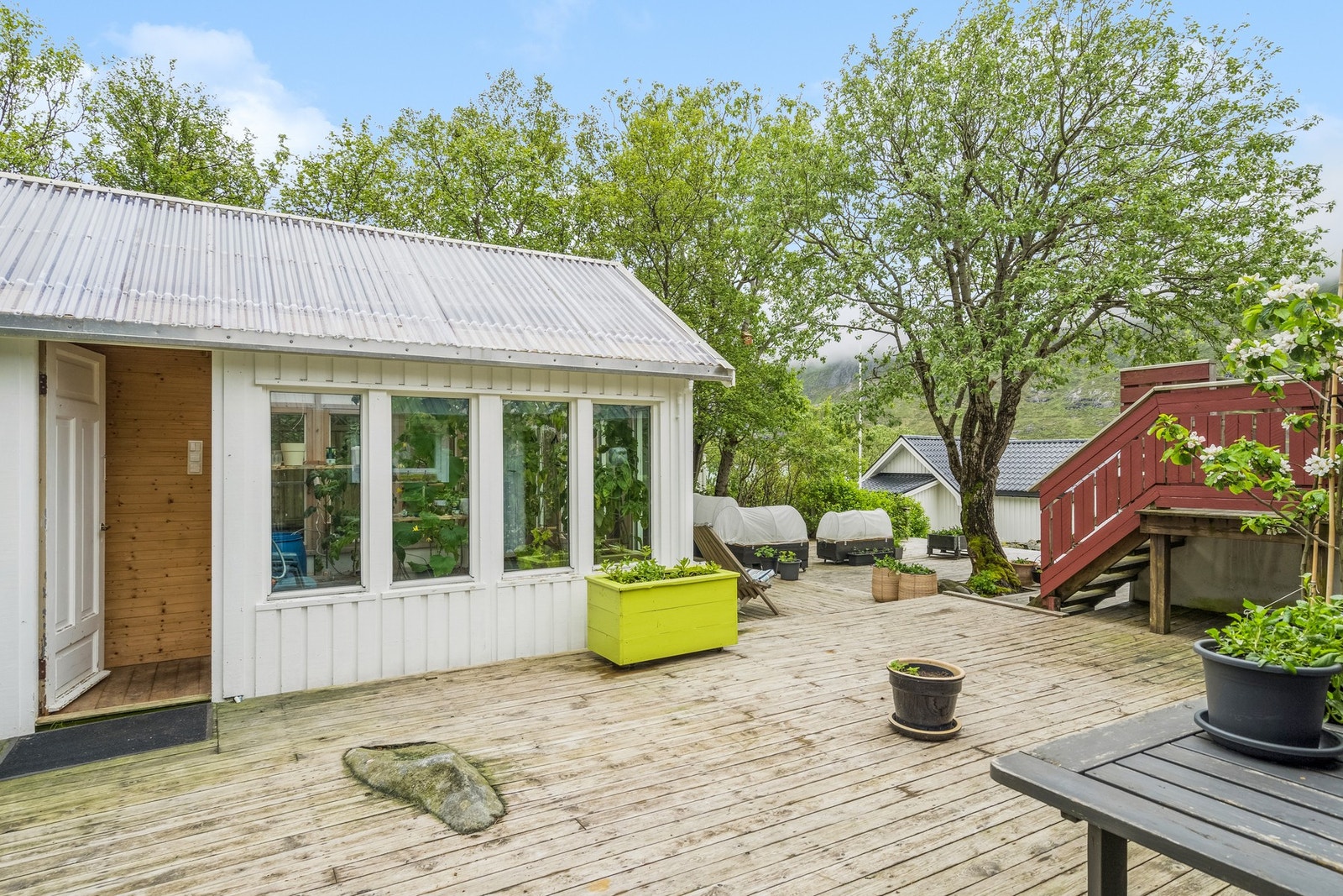 Uteplassen vil man nyte svært godt av på varme dager. Galleribilde