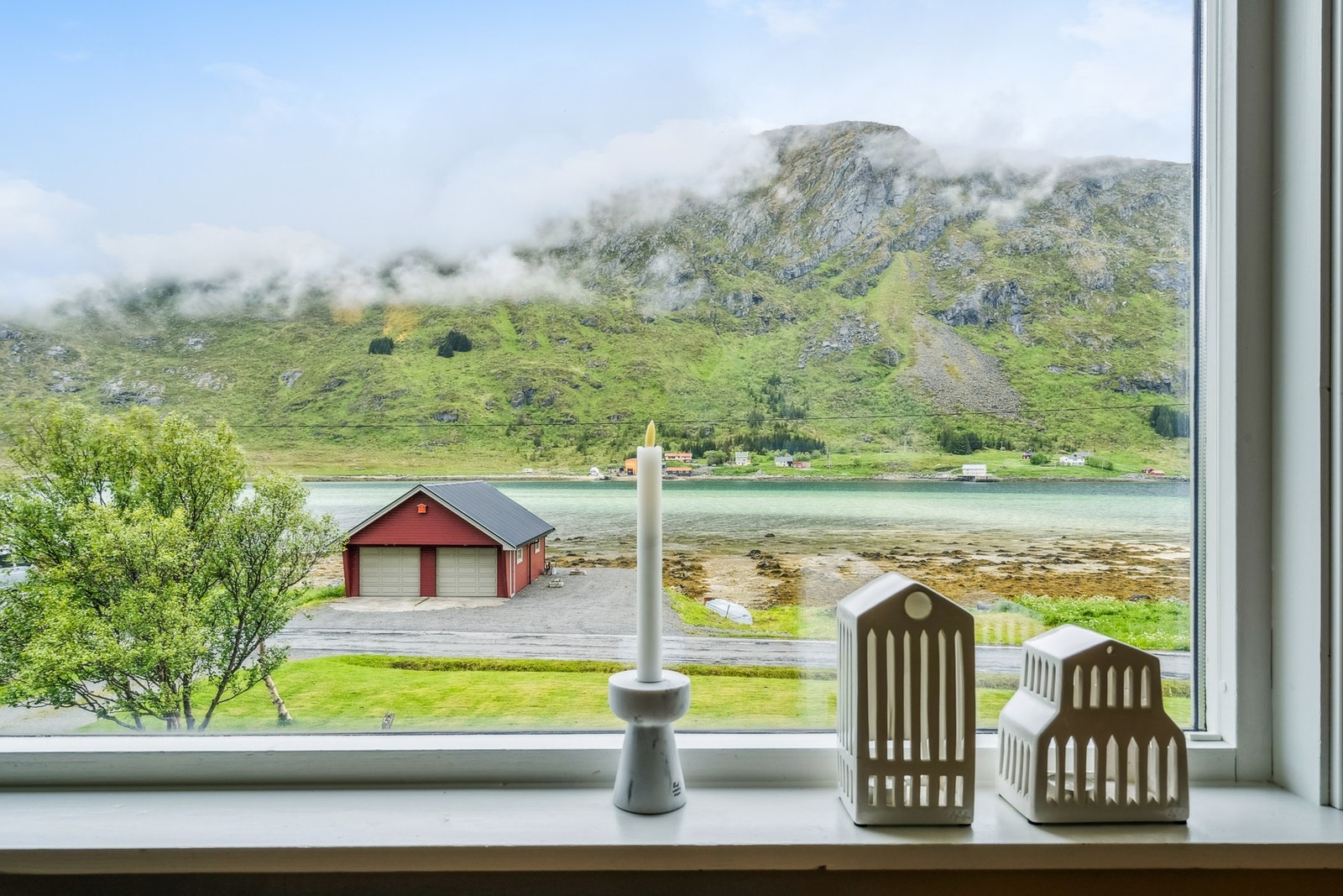 Det medfølger en stor og frittstående dobbelgarasje. Galleribilde