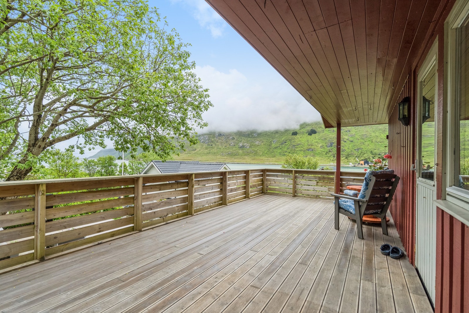 Terrassen har adkomst fra stuen, og har adkomst til resten av boligens herlige uteområde. Galleribilde