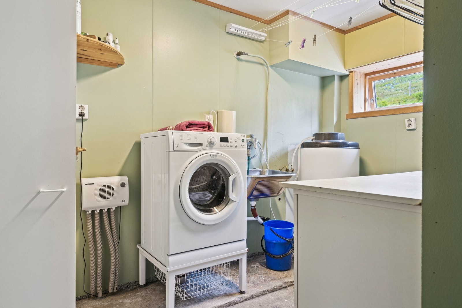 Underetasjen har et praktisk vaskerom, samt et separat toalettrom. Galleribilde