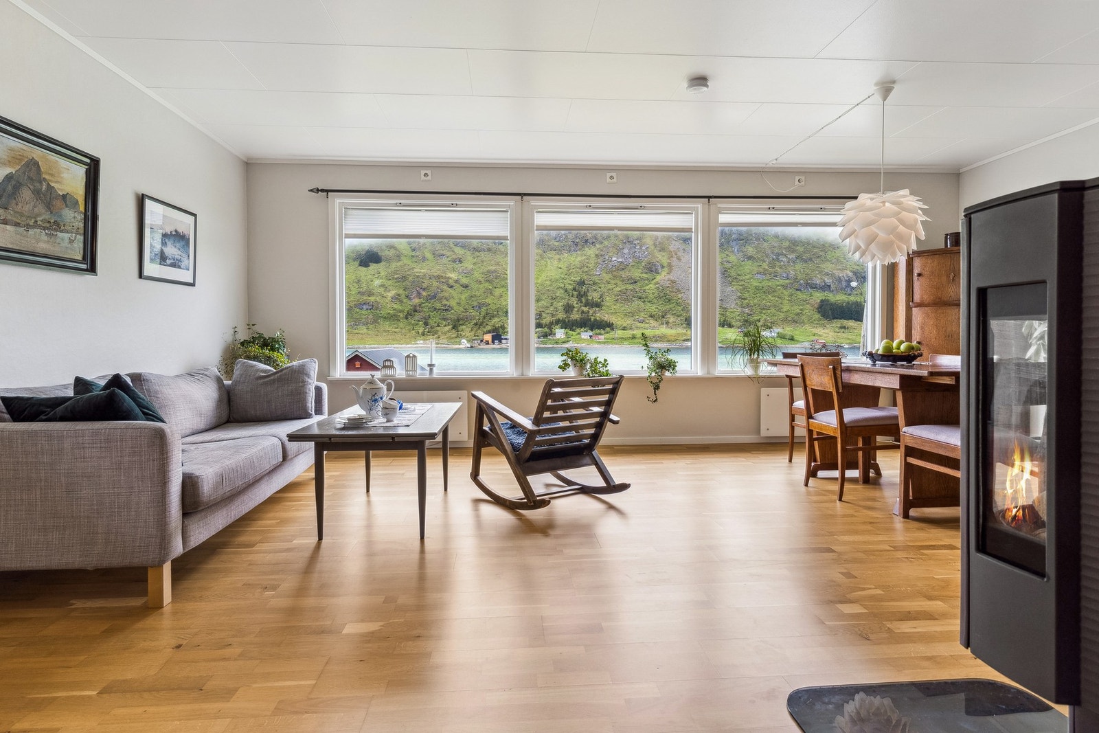 Innholdsrik planløsning med blant annet stor stue, delvis adskilt kjøkken, soverom med walk-in garderobe og et pent baderom, på hovedplan. Galleribilde