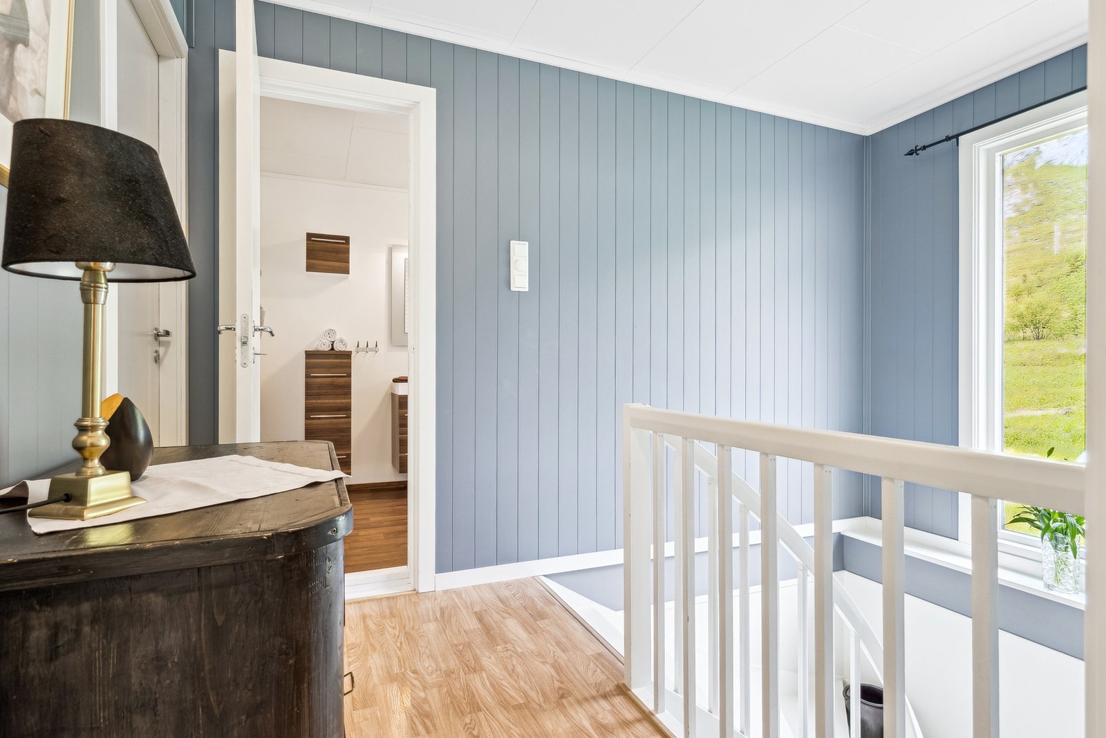 Med trapp opp fra underetasjen, ankommer man en gang som leder inn til øvrige rom på hovedplan. Galleribilde