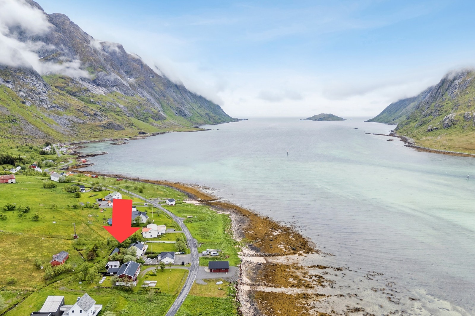 Romslig tomt med stor hage, gårdsplass og stor dobbelgarasje på andre siden av veien. Galleribilde