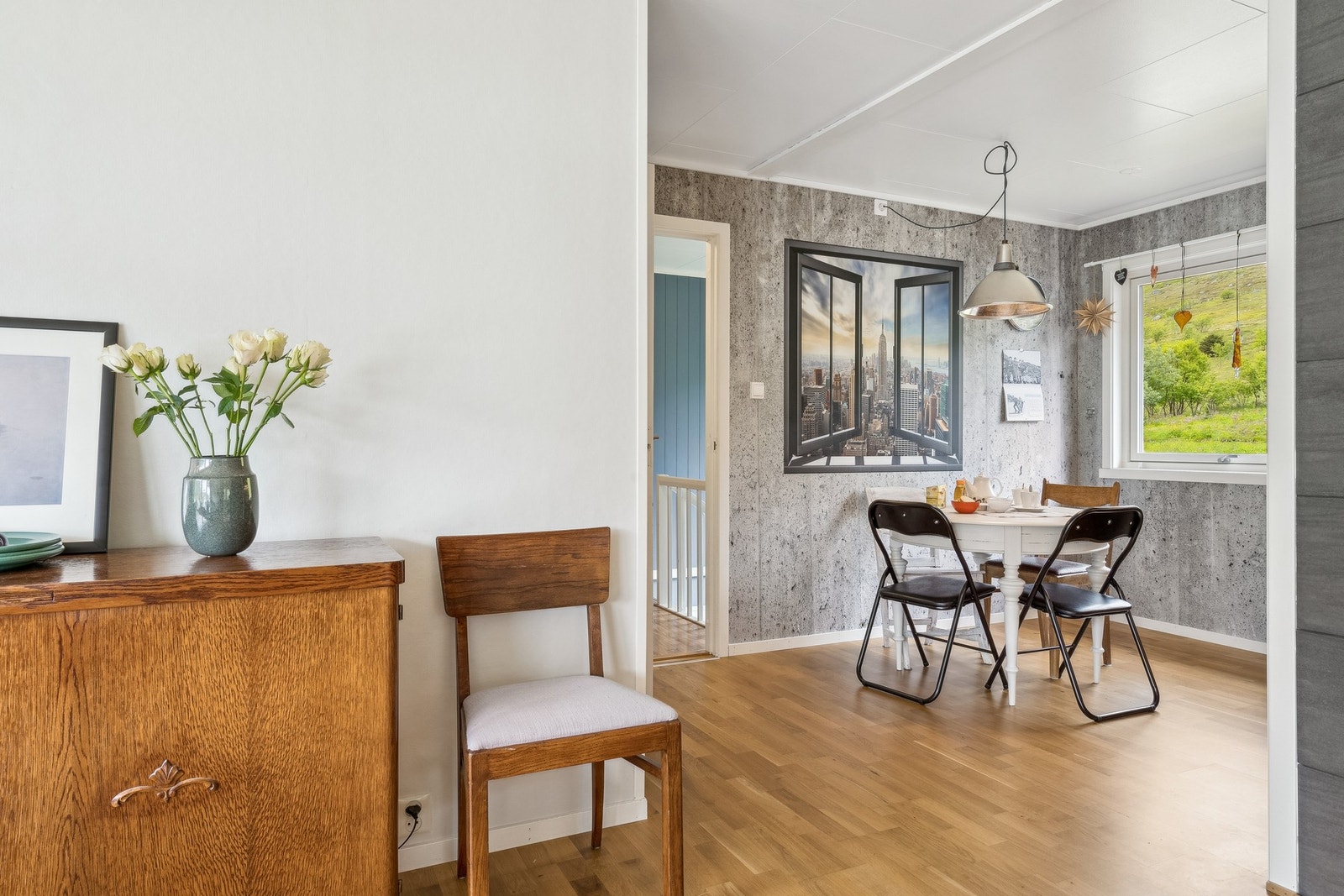 Stuen ligger i delvis åpen løsning med kjøkkenet. Galleribilde