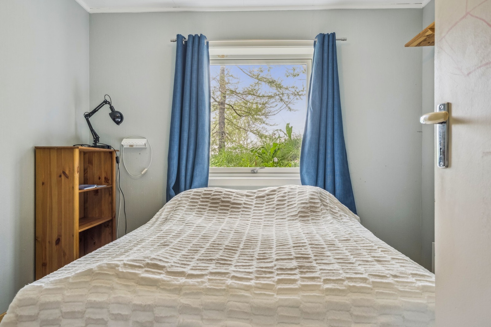 Soverom i underetasjen med god plass for seng, og tilhørende nattbord. Galleribilde