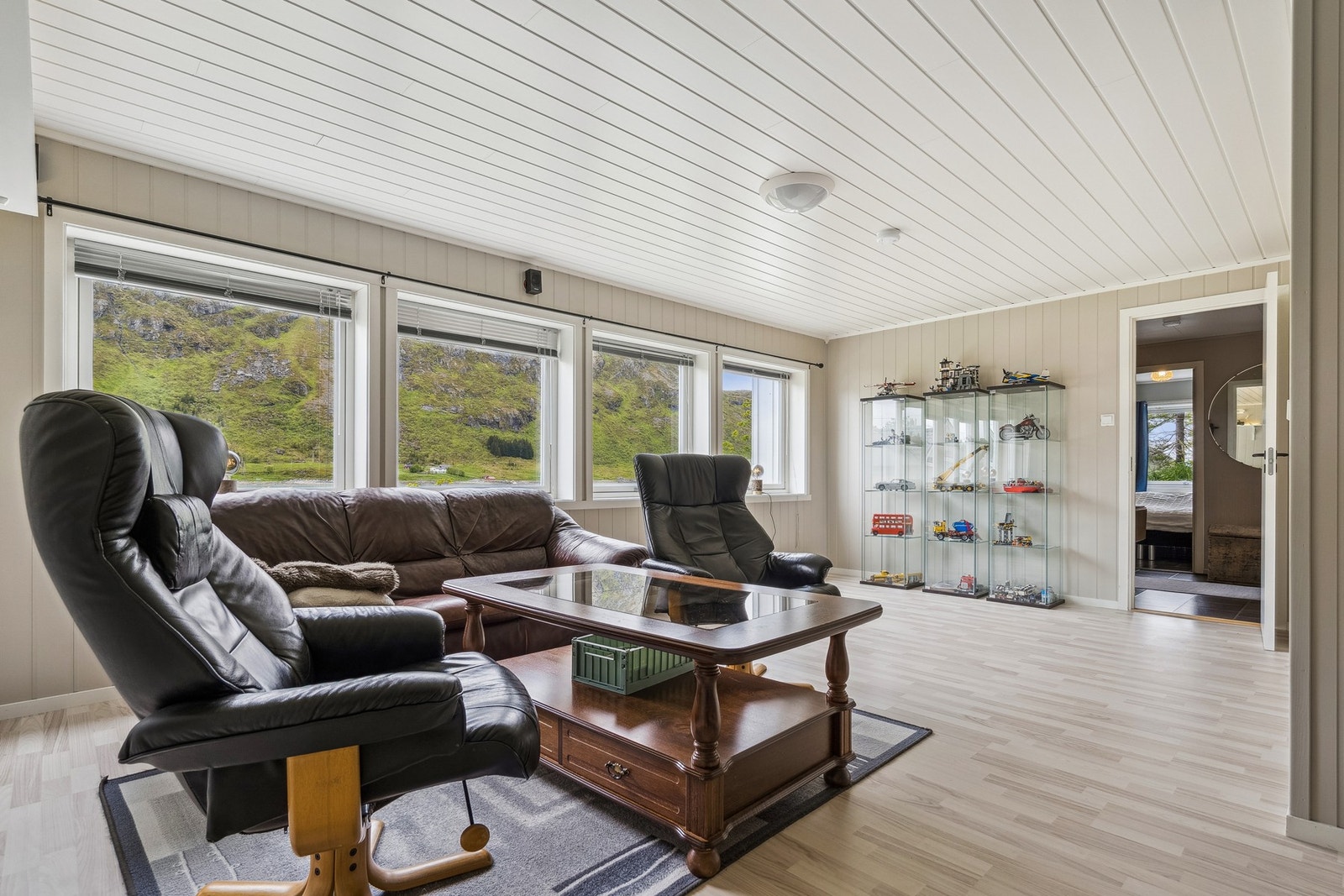 I underetasjen er det innredet med en ekstra stue. Det gjøres oppmerksom på at rommet ikke er godkjent som rom til varig opphold hos kommunen. Galleribilde