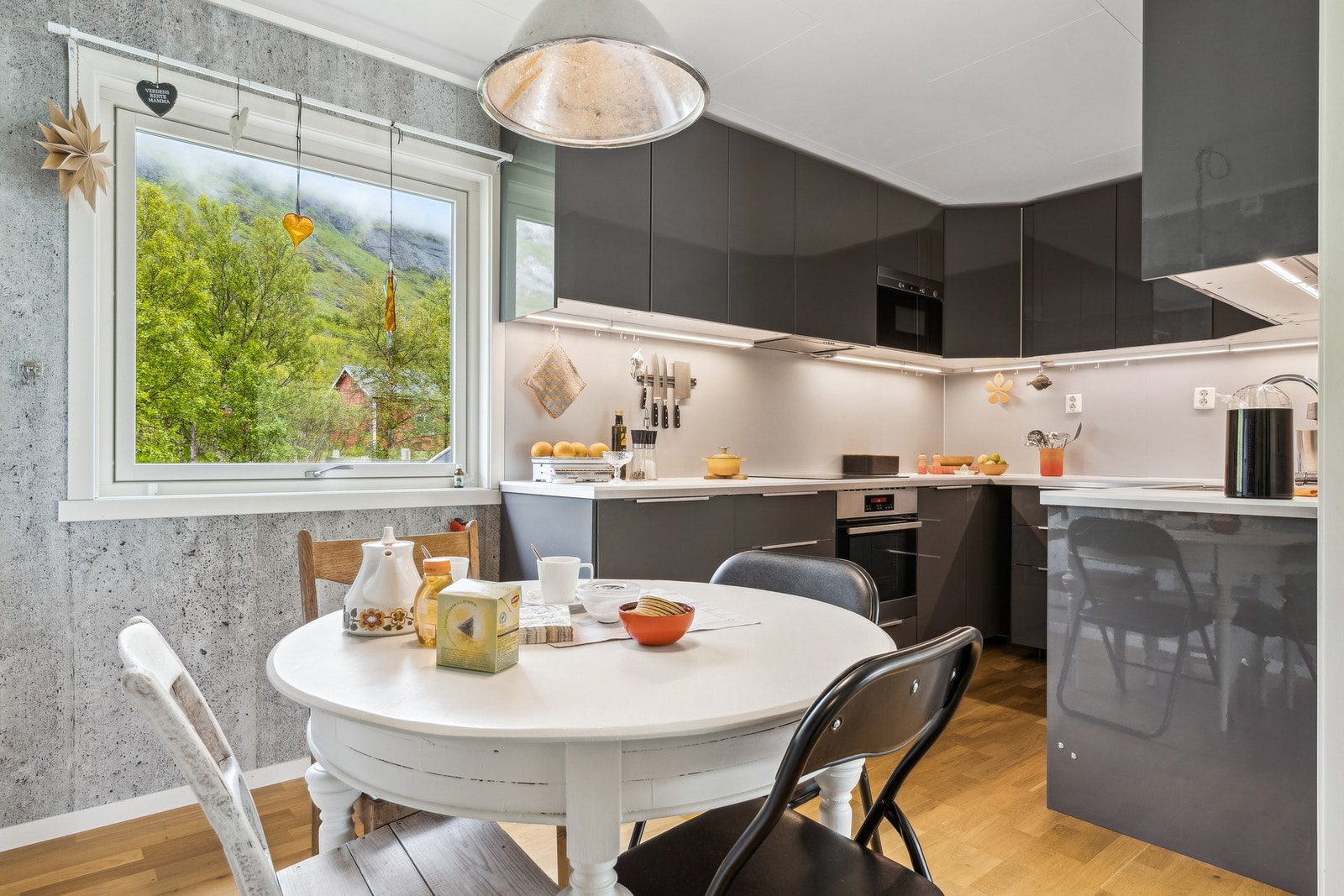 Tidsriktig kjøkken med god skap- og benkeplass. Det er integrerte hvitevarer. Galleribilde