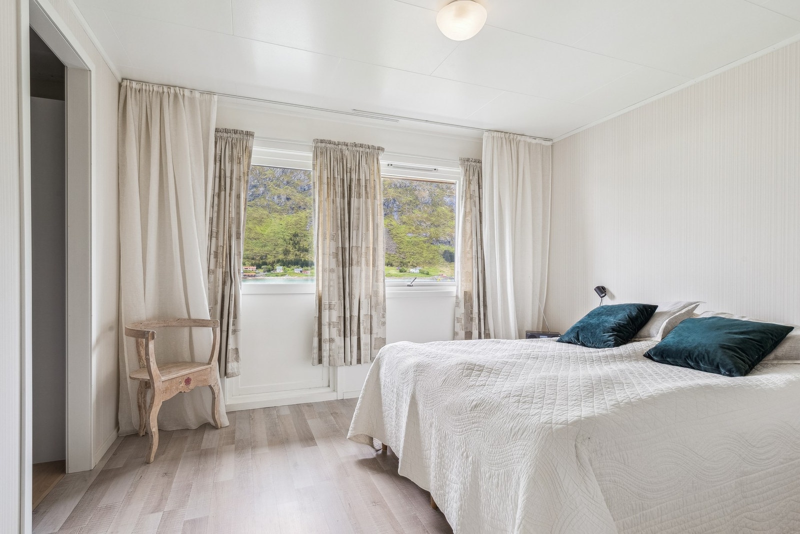 Stort soverom på hovedplan, med god plass for dobbeltseng og nattbord. Galleribilde