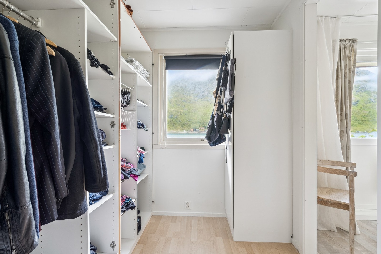 Praktisk walk-in garderobe i opprinnelig soverom. Galleribilde