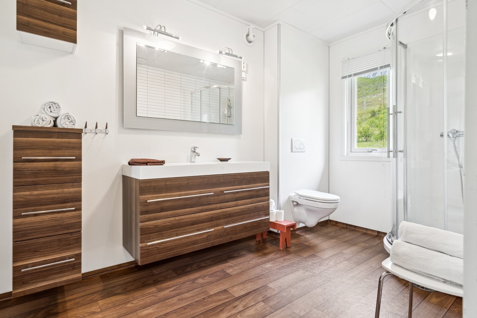 Meget innbydende baderom med romslig innredning og dusjkabinett. Galleribilde