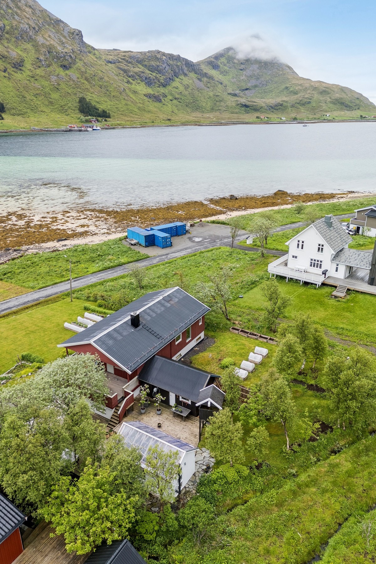 Boligen ligger flott til i rolige og tilbaketrukne omgivelser, med umiddelbar nærhet til sjø og mark. Galleribilde