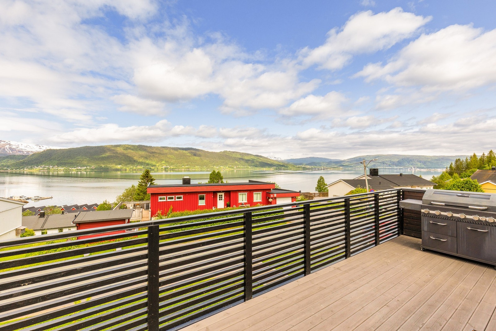 Fra stuen tar vi oss direkte ut til en stor og flott terrasse Galleribilde