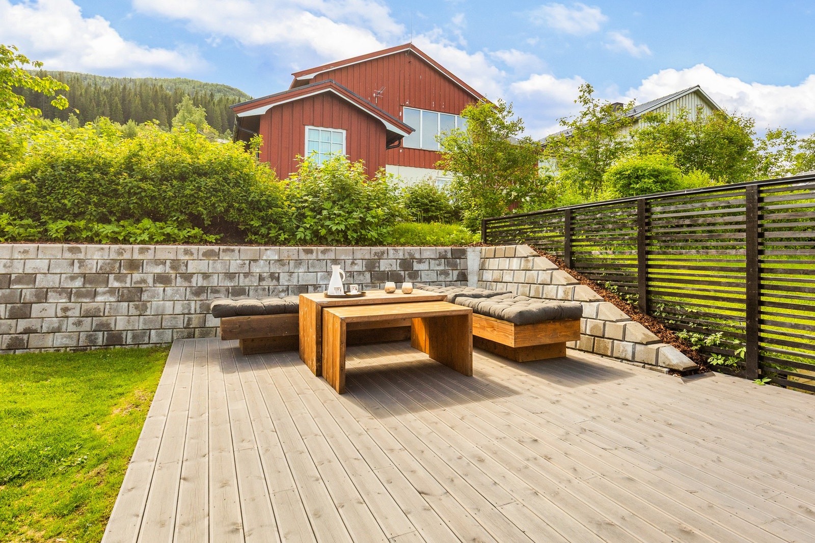 Solrik og romslig terrasse - perfekt for utemøbler, grill og loungestemning Galleribilde