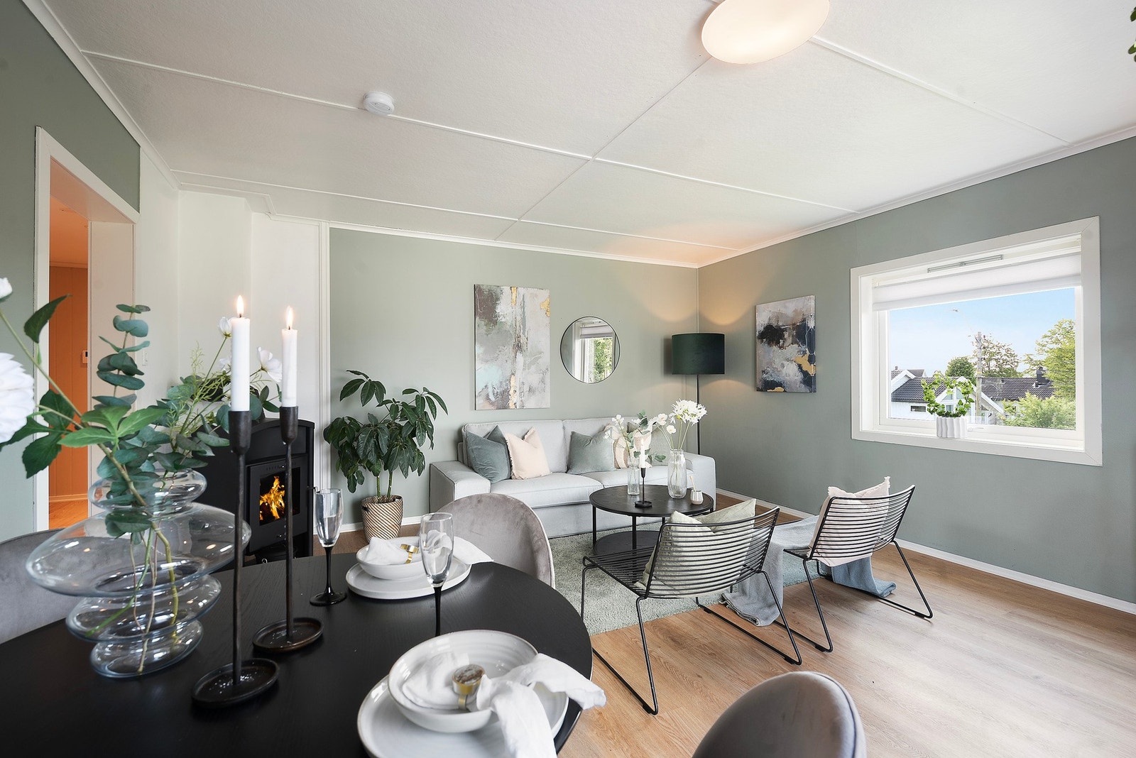 Stuen har store vindusflater og godt lysinnslipp, samt plass til både spisestue og sofagruppe - perfekt for både hverdag og gjester Galleribilde