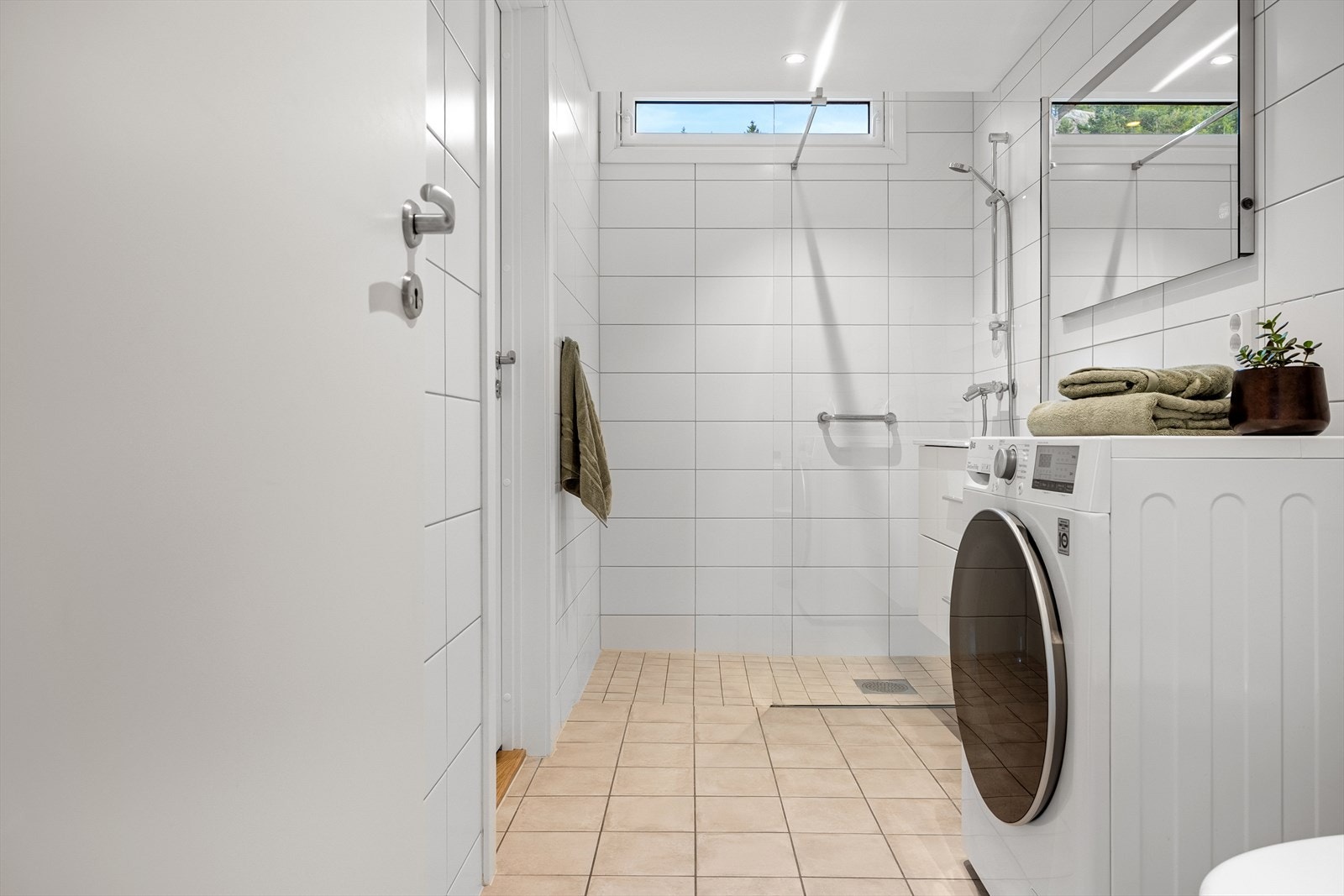 Badet er modernisert i 2020 med fliser, varmekabler og lysinnslipp fra vindu - helt uten innsyn. Praktisk adkomst både fra gang og hovedsoverom gjør det lett tilgjengelig i hverdagen. Galleribilde
