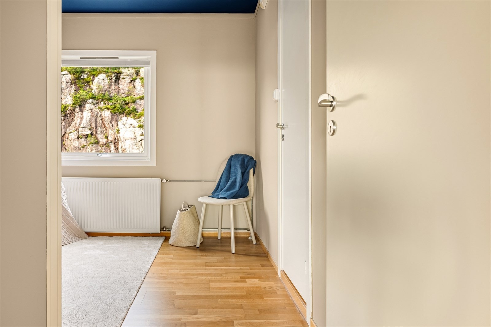 Fra hovedsoverom er det tilkomst til badet. Det er for ordens skyld også inngang fra entré. Galleribilde