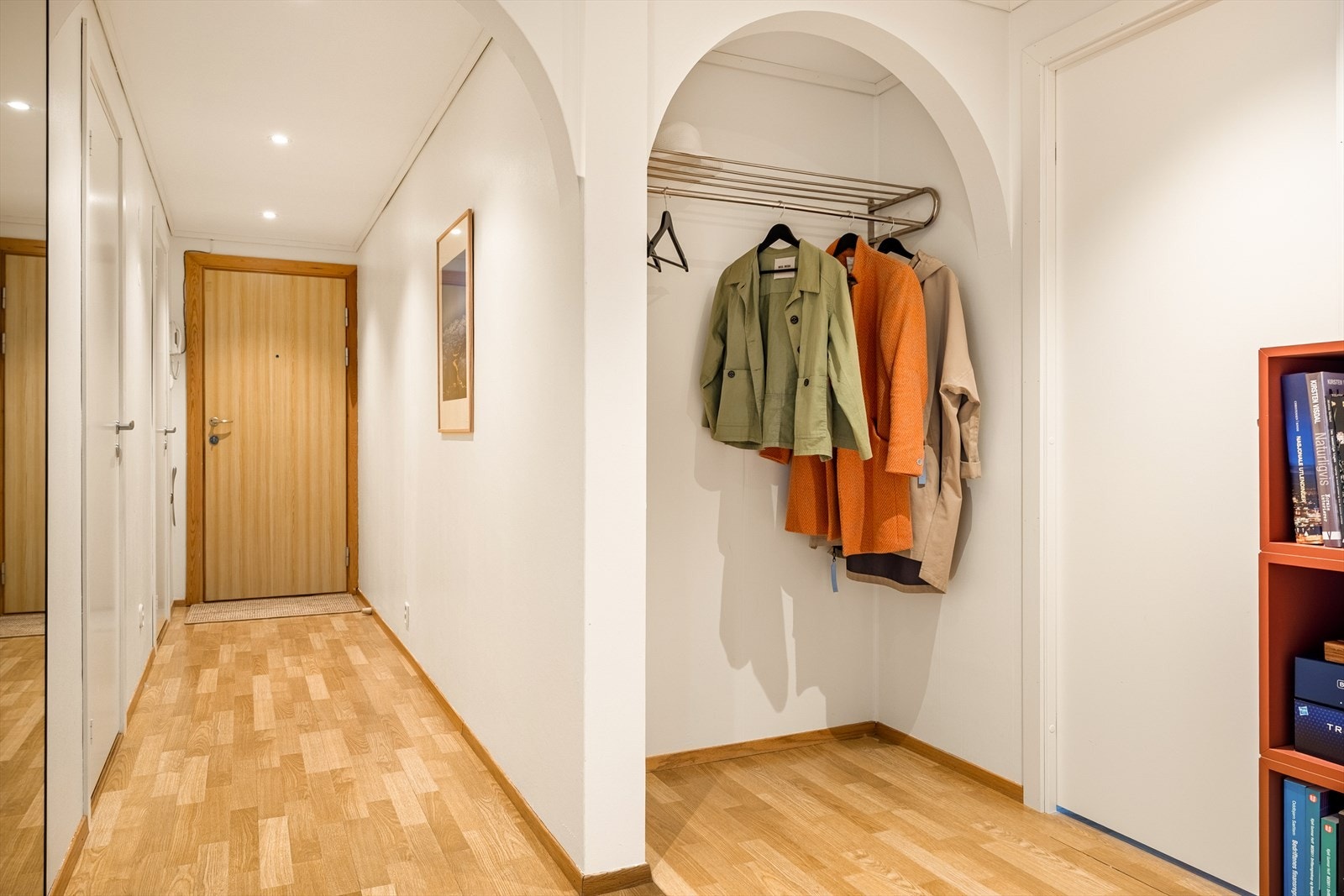 Romslig entré på 9 m² med garderobenisje og oversiktlig sikringsskap med automatsikringer (2019). Galleribilde