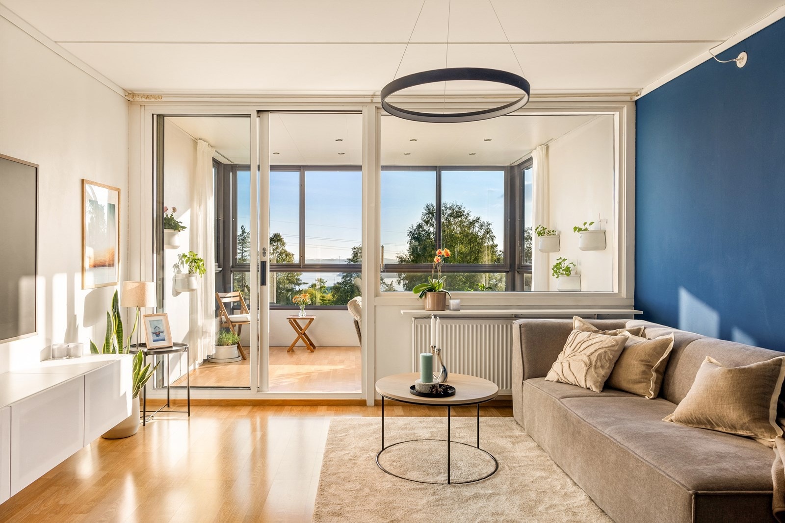 Radiatorvarme med vannbåren varme i stuen. Dette er inkludert i felleskostnadene. Galleribilde