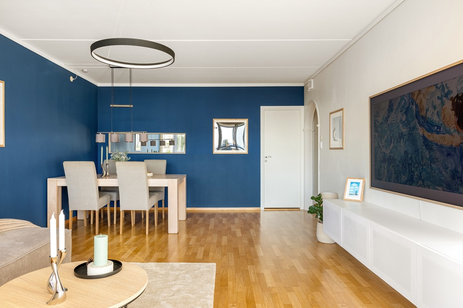 Stor stue på hele 23,7 m². Denne gir god plass til både sofakrok og spisebord. Her er det lett å møblere etter behov - og de store vinduene slipper inn dagslyset og trekker utsikten inn som en del av interiøret. Galleribilde