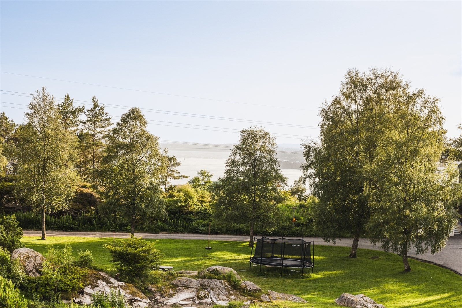 Med Stemmemyren idrettsanlegg kun fem minutter unna har du tilgang til svømmehall og idrettsbane. Når solen skinner, frister Helleneset og Biskopshavn med svaberg, stupetårn og barnebasseng. Her kombineres hverdagsaktivitet med badeglede, uansett sesong. Galleribilde
